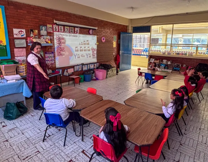 Amplios salones de clases del Instituto Anglo Español, equipados con todo lo necesario
