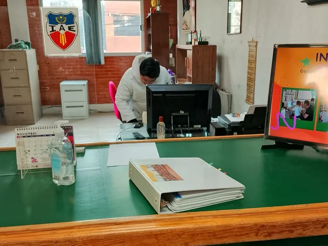 Recepción del Instituto Anglo Español con monitoreo de las cámaras de videovigilancia interna